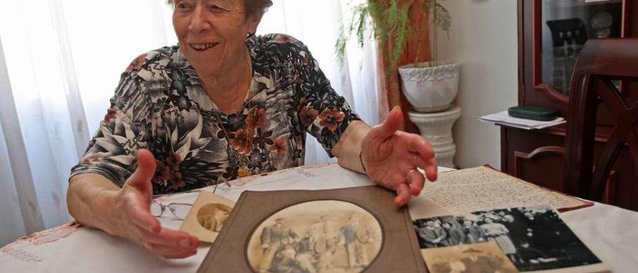 La hija del José María Torres, Isaura Torres, ayer, evocando la figura de su padre. // Bernabé / Cris M.V.