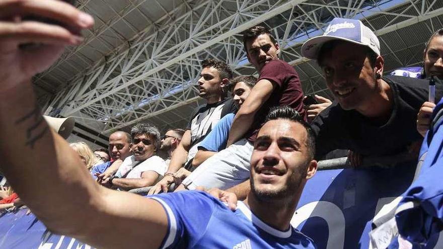 Joselu se hace un selfie con un aficionado durante su presentación en el Carlos Tartiere.