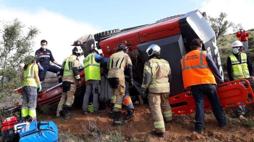 Queda atrapado un hombre tras volcar la excavadora que conducía en Villar de los Navarros