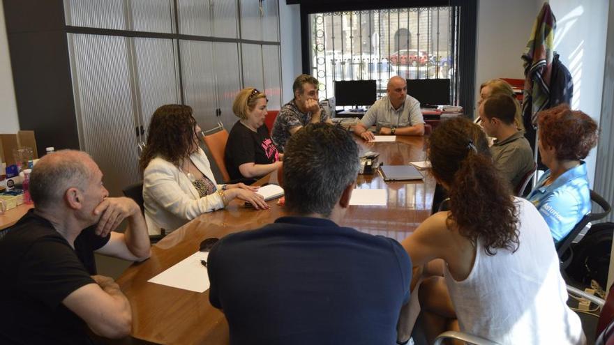 Reunión del grupo municipal socialista con vecinos interesados en la remodelación del complejo deportivo de La Calzada