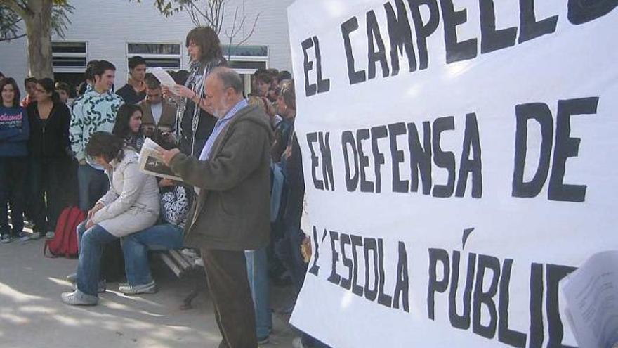 El IES Enric Valor ha protestado en varias ocasiones reclamando mejoras en el centro.