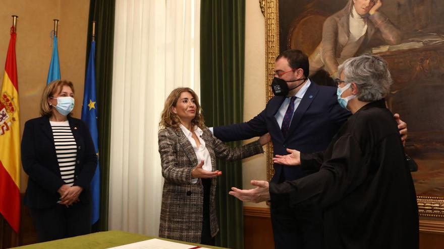 Adrián Barbón, entre la ministra Raquel Sánchez y Ana González, con Delia Losa a la izquierda, en la firma del protocolo del plan de vías en el Ayuntamiento de Gijón. | Juan Plaza