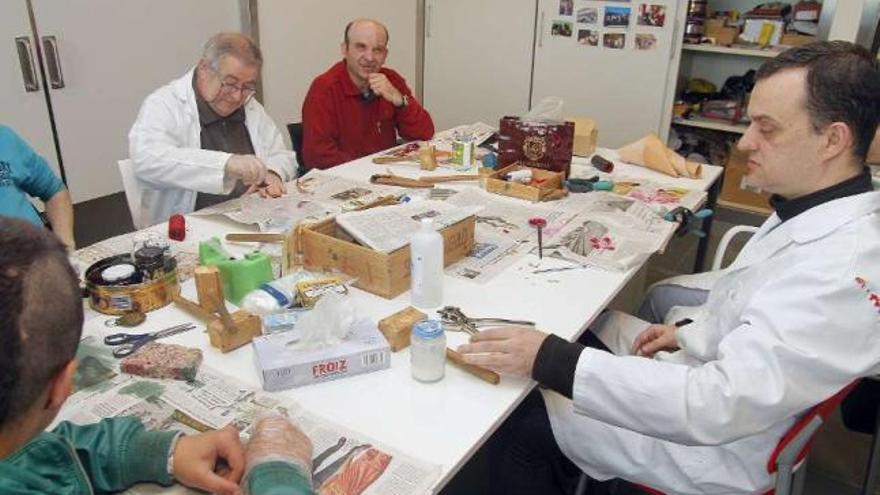 Usuarios de Alento comparten un taller para elaborar pulseras de cuero con jóvenes de Arela.  // J. Santomé