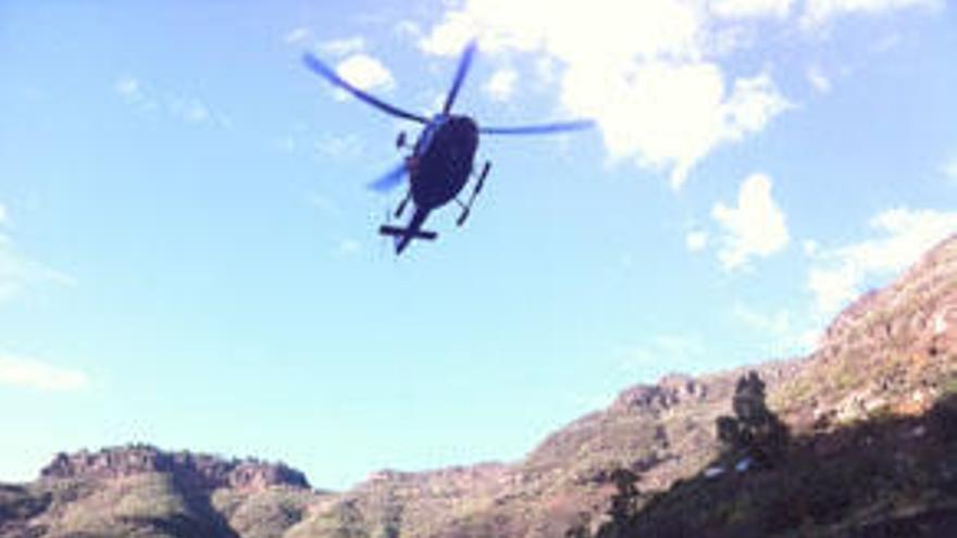 Bomberos y un helicóptero en el rescate ayer, en Guayadeque. i LP/DLP