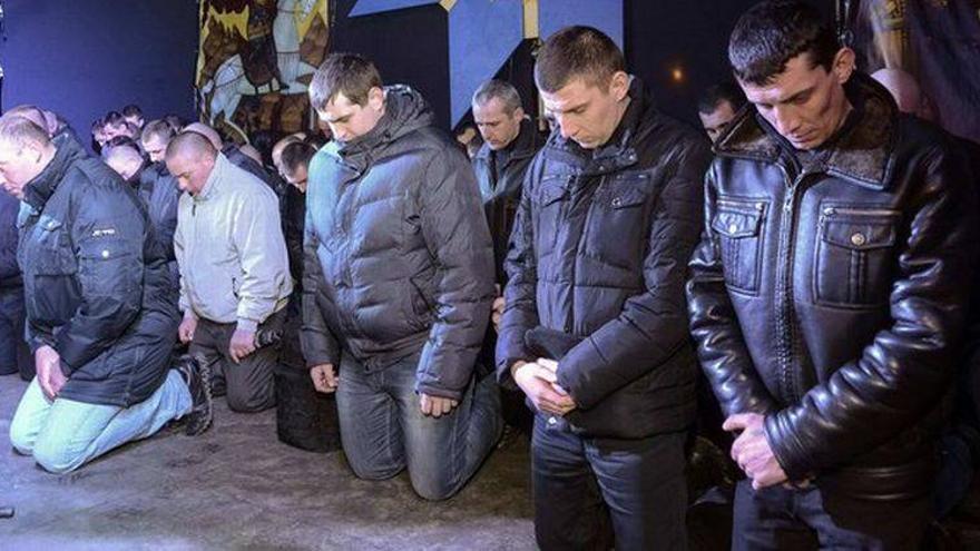 Unos cien antidisturbios piden perdón de rodillas en el oeste de Ucrania