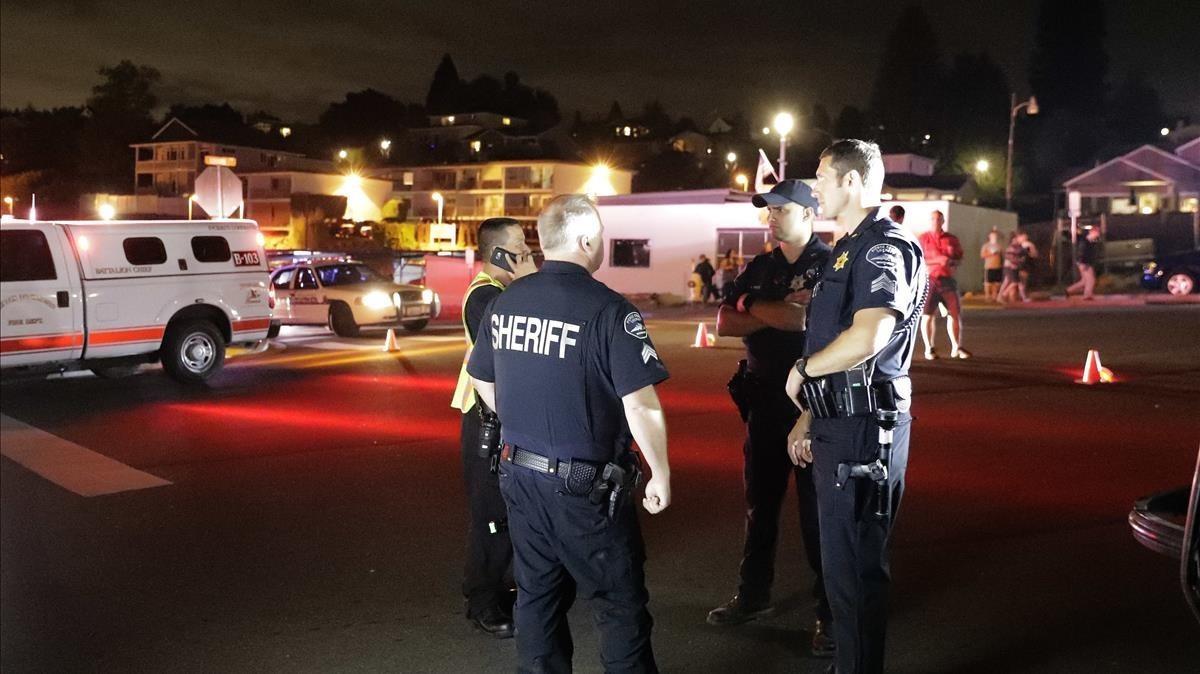 zentauroepp44622983 law enforcement officials stand at a staging area  friday  a180811090954