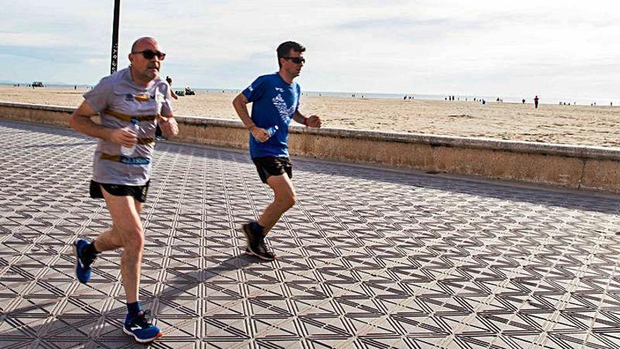 Corredores en el paseo Marítimo.