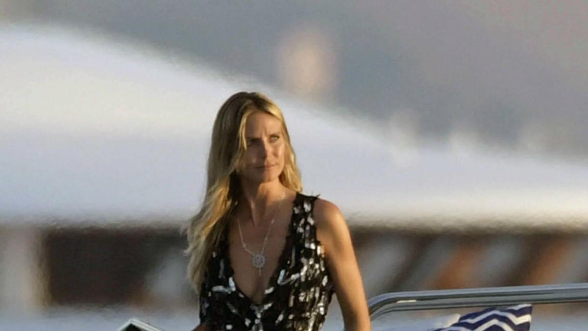 Heidi Klum con vestido de Azzaro Couture a bordo de un yate