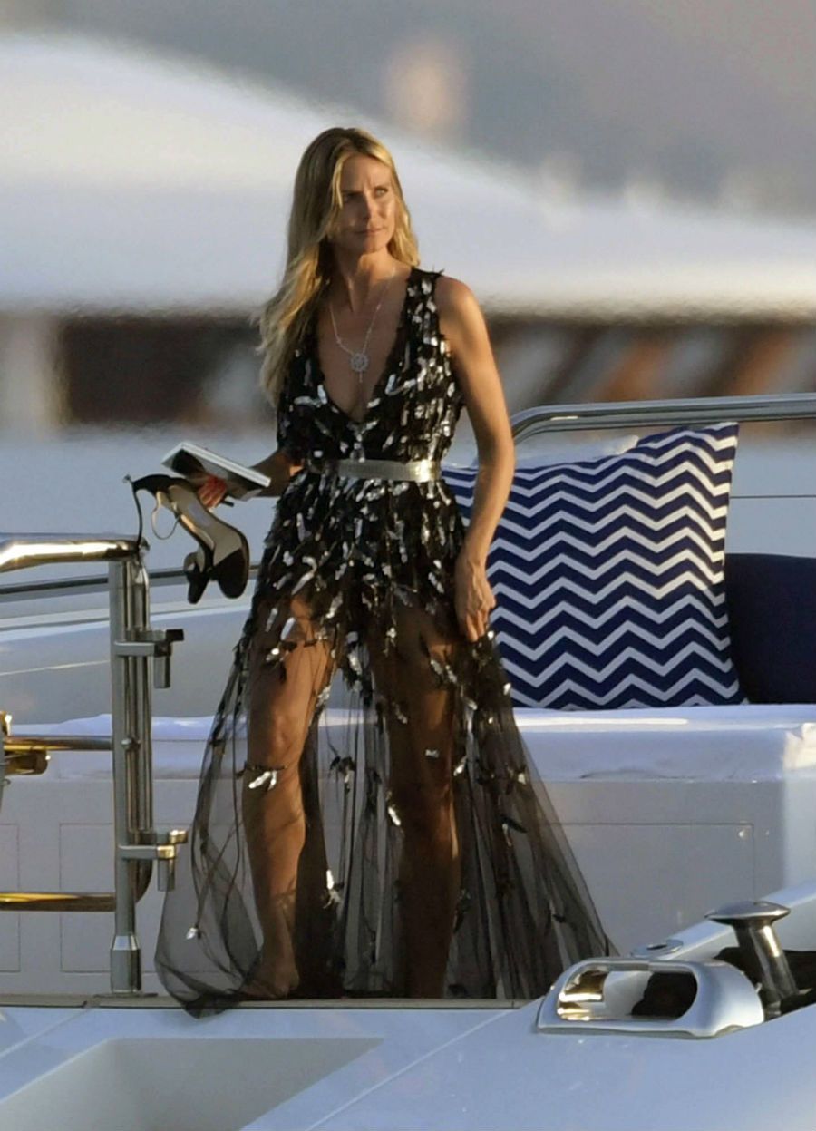 Heidi Klum con vestido de Azzaro Couture a bordo de un yate