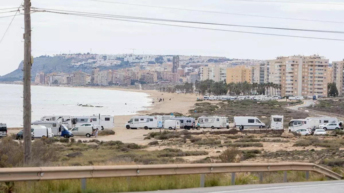 Sin freno a las caravanas en los aparcamientos junto a las playas de Alicante