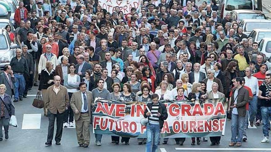 Los manifestantes recorrieron las calles de A Ponte para reclamar el soterramiento del AVE.  // Jesús Regal