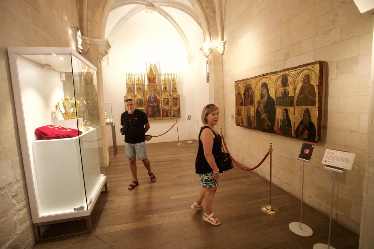 Una mujer, este martes ante el retablo de Bernabé de Módena, genio del Trecento italiano, en el museo de la Catedral de Murcia.