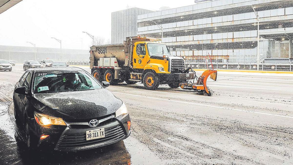 Prohibido adelantar con mal tiempo: la multa de la DGT que pilla por sorpresa a los conductores