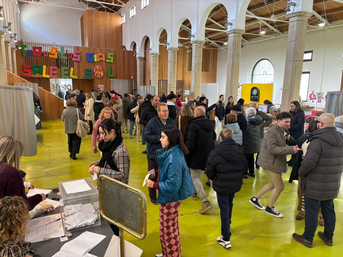 Un momento de las votaciones en un colegio en Alcañiz.
