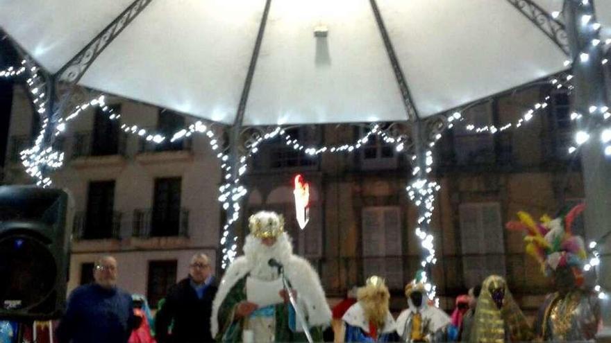 Melchor toma la palabra en la cabalgata de Luarca.