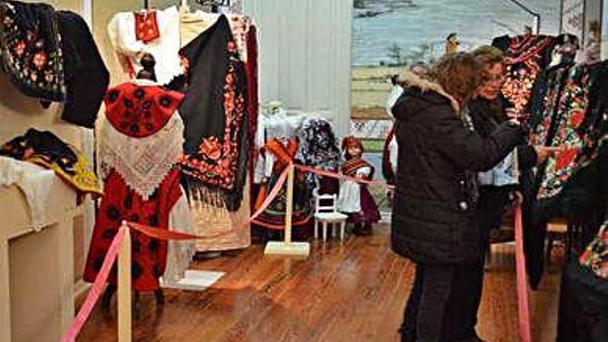 Los talleres de pintura y bordados se consolidan en la oferta cultural local