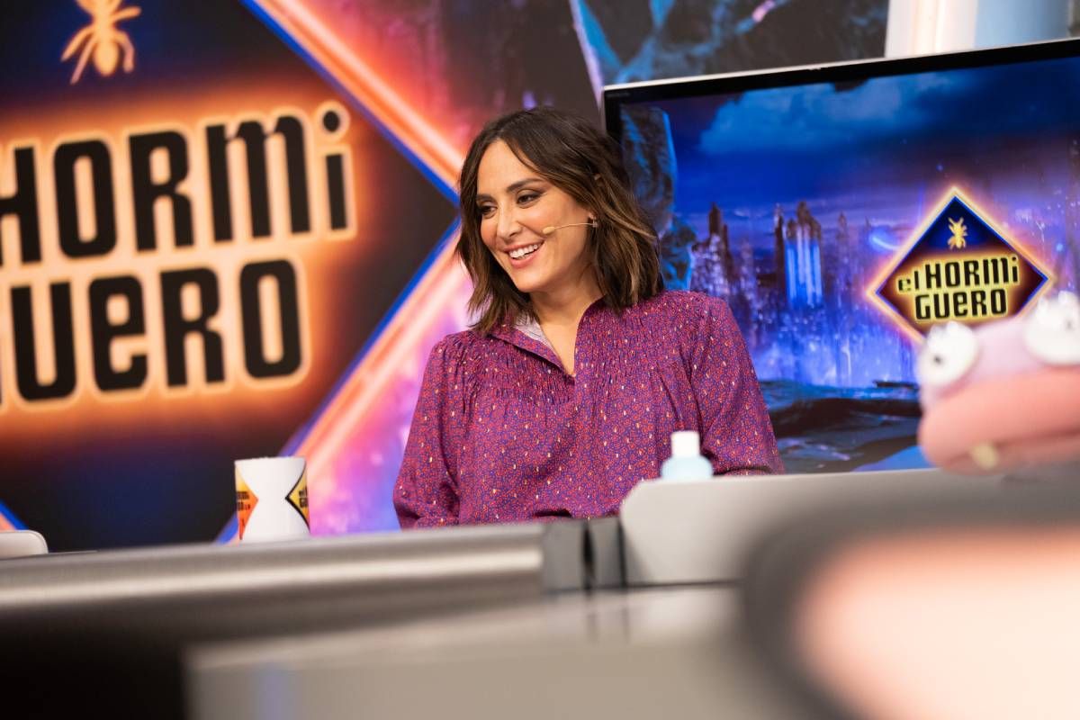 Tamara Falcó con blusa estampada en 'El hormiguero'