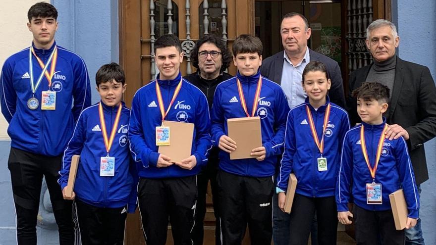 Por la izquierda, los deportistas Borja Gutiérrez, Ignacio Beunza, Juan Diego González, Nicolás Martínez, Catalina Argüelles y Daniel Días, con sus medallas. Detrás, desde la derecha, Lino Gómez, José Luis Trabanco y José María González.