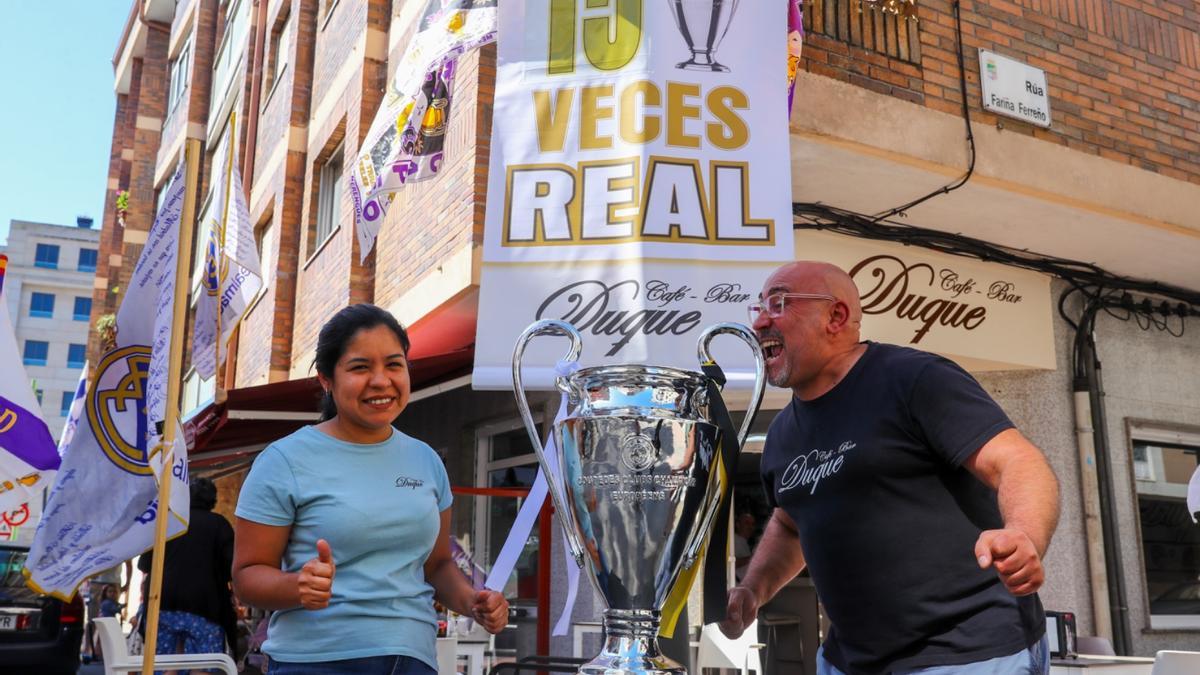 La atmósfera creada en el Café Bar Duque con la Copa de Europa está siendo la atracción de muchos madridistas.