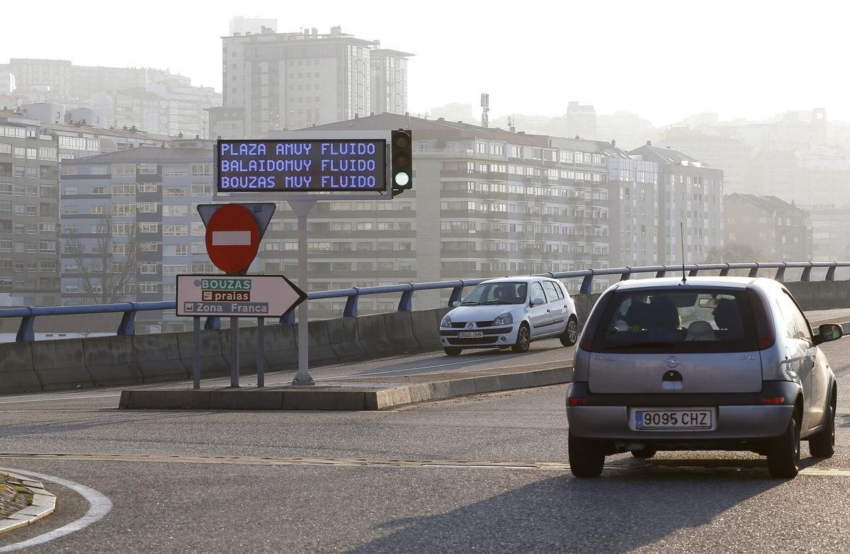 PUESTA EN FUNCIONAMIENTO DE UNA DE LOS PANELES DE INFORMACION DE TRAFICO EN LA ROTONDA DE INTERSECCION DE LAS CALLES SANJURJO BADIA Y JULIAN ESTEVEZ, EN EL ACCESO AL TUNEL DE BEIRAMAR Y AUTOPISTA AP-9, EN VIGO. CARTEL . CARTELES. PANEL