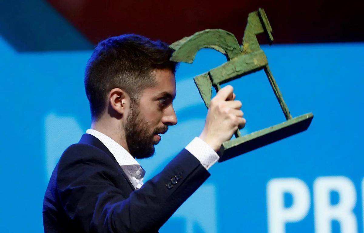 David Broncano con el Ondas ganado en 2019 por 'La Resistencia'.