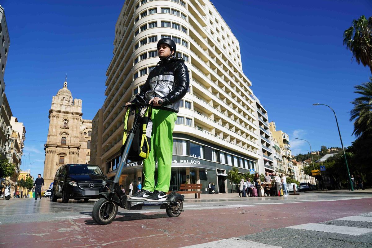 Imagen de archivo de un usuario en un patinete eléctrico por el Centro de Málaga