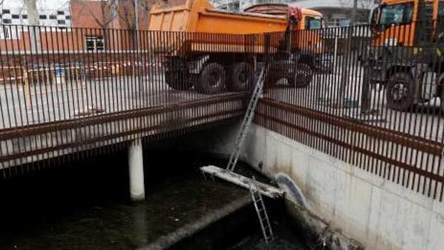 La neteja de la séquia ahir, al carrer Bernat Boades de Girona.