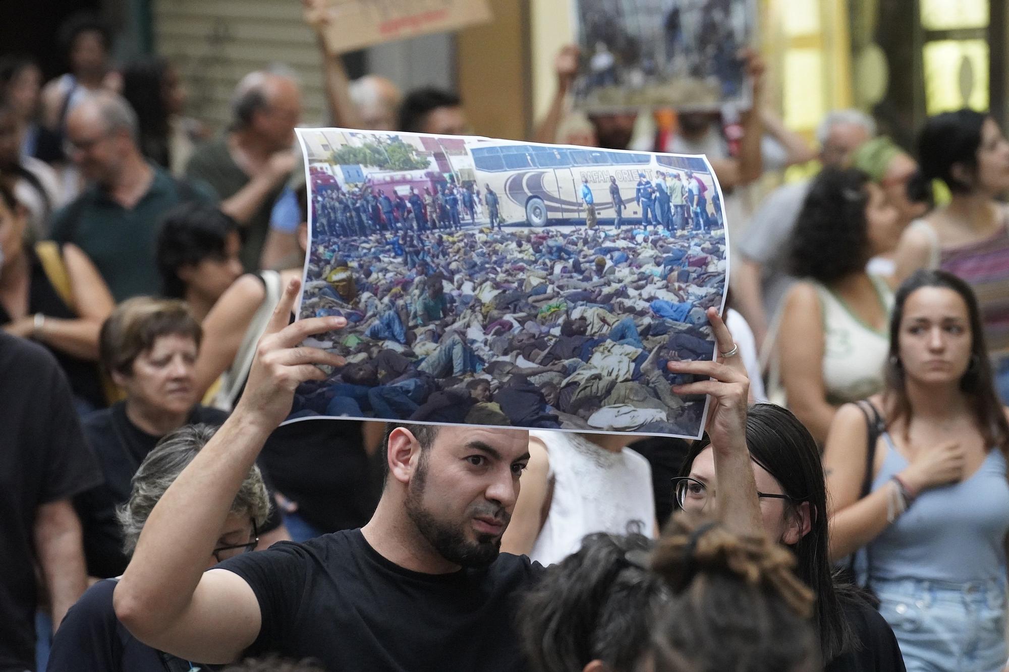 Manifestació a Girona contra la mort de migrants a la tanca de Melilla