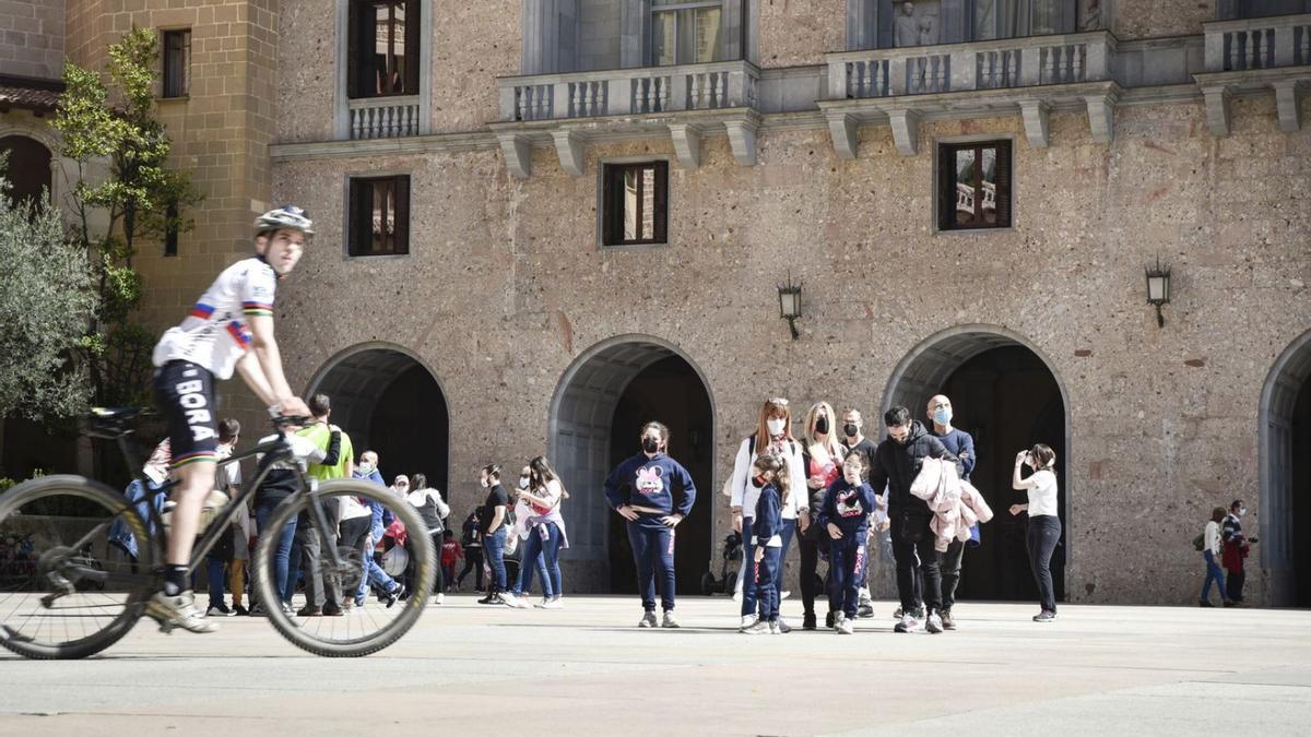 Turistes al monestir de Montserrat, un dels punts de la Catalunya Central amb més visitants | ARXIU/OSCAR BAYONA