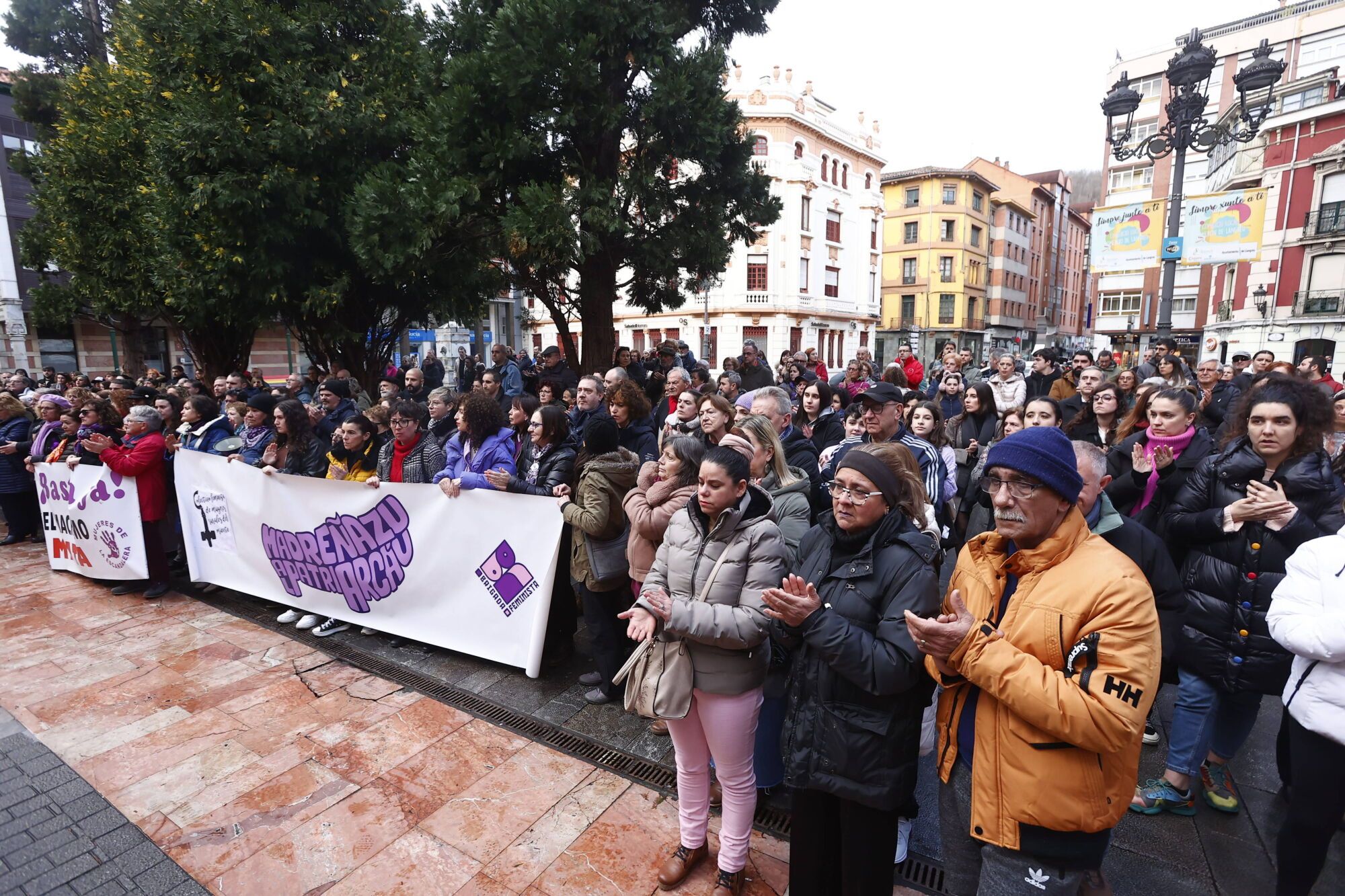Multitudinaria manifestación en Langreo de repulsa por la muerte de Karilenia
