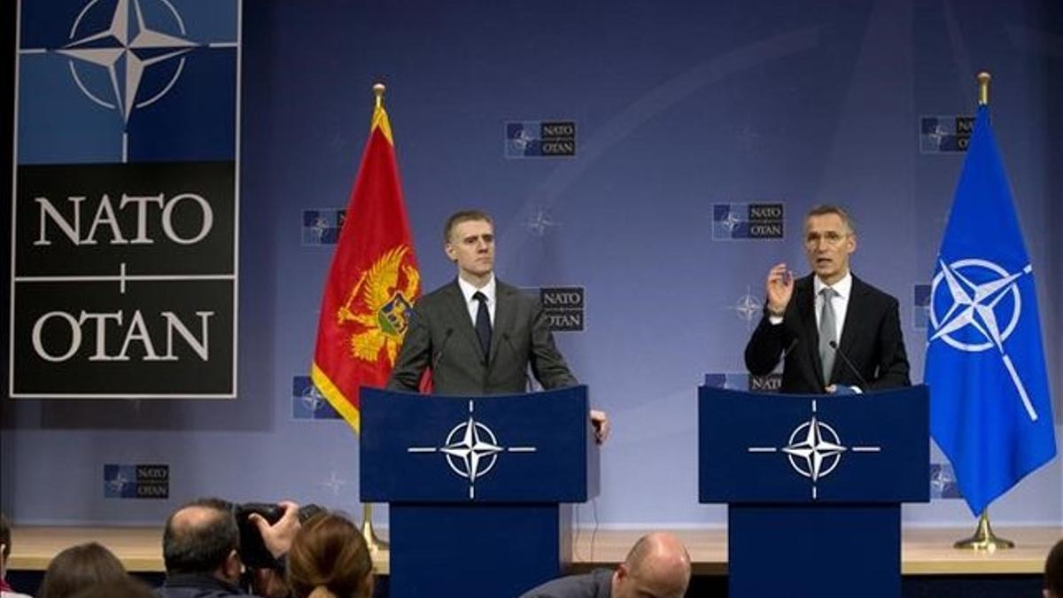 El ministro de Exteriores de Montenegro, Igor Luksic (izquierda) y el secretario general de la OTAN, Jens Stoltenberg, tras la invitación al país balcánico.