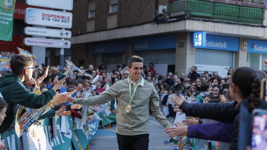 Mariano García baja de la moto y abraza a todo Fuente Álamo