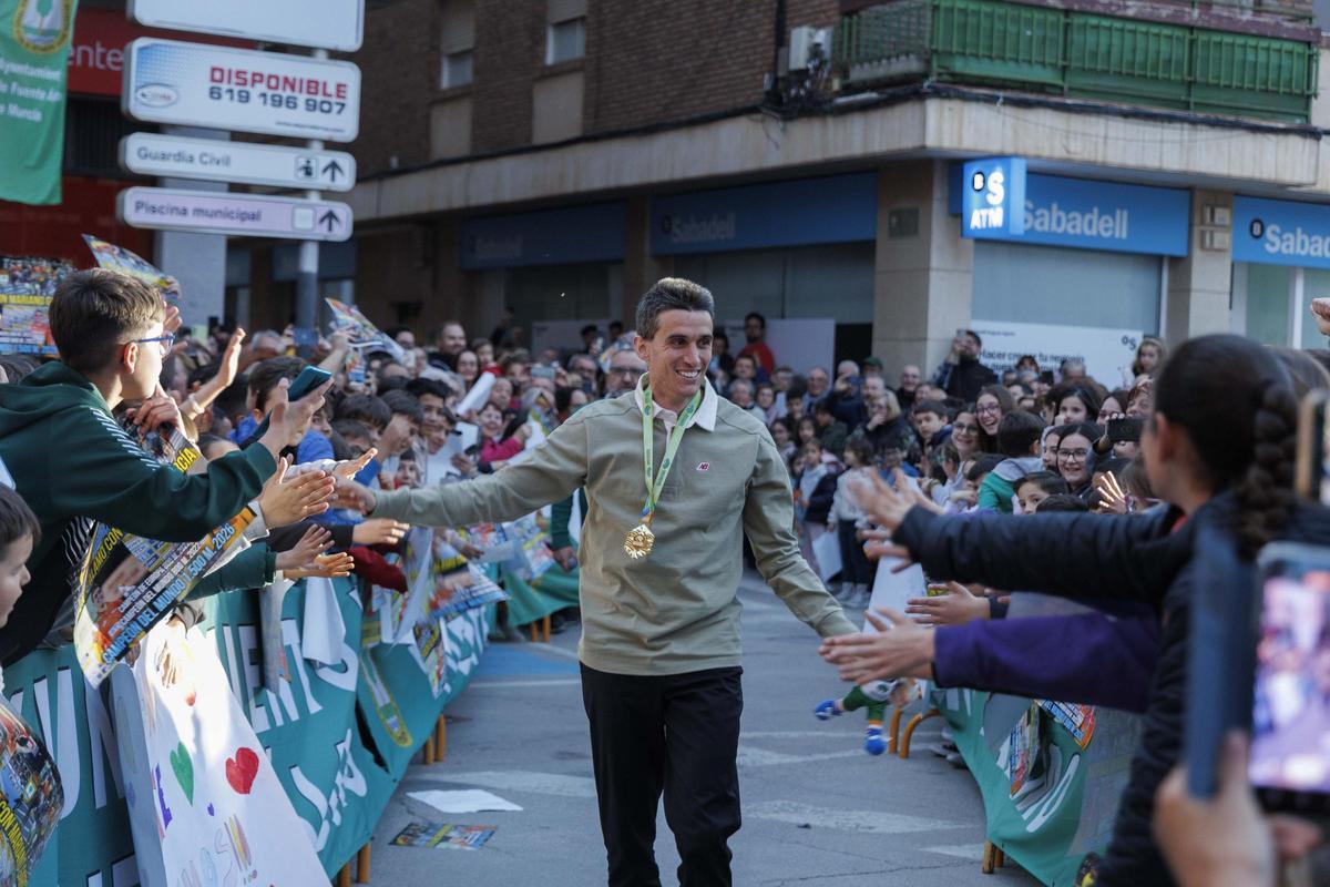 Mariano García celebrando su medalla de oro con los vecinos de Fuente Álamo.