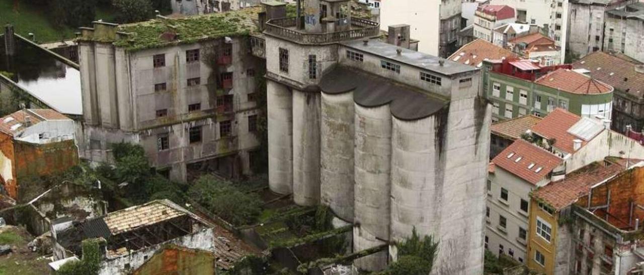 Vista de la antigua fábrica, en estado de abandono desde su cierre en 1981. // Adrián Irago