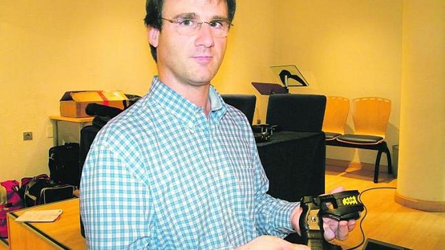 El ingeniero Andreu Soler, ayer, en Posada de Llanera, con un arma Taser.