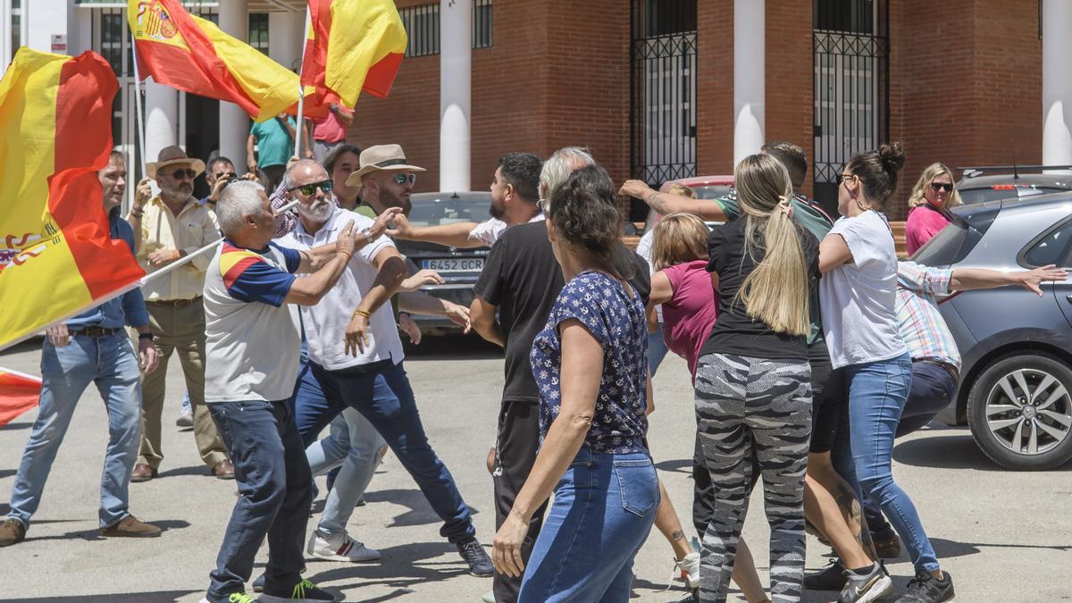 Enfrentamiento entre miembros de Vox y vecinos de Marinaleda, este viernes.