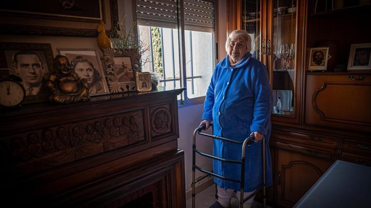 Mari Carmen, con caminador, dentro de su casa del Carmel, de la que apenas ha salido en 17 años.