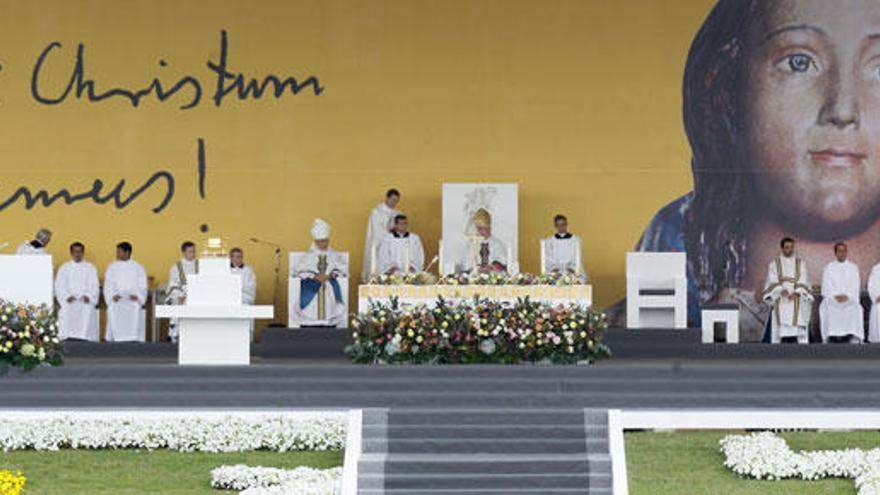 Miles de personas asisten a la ceremonia.