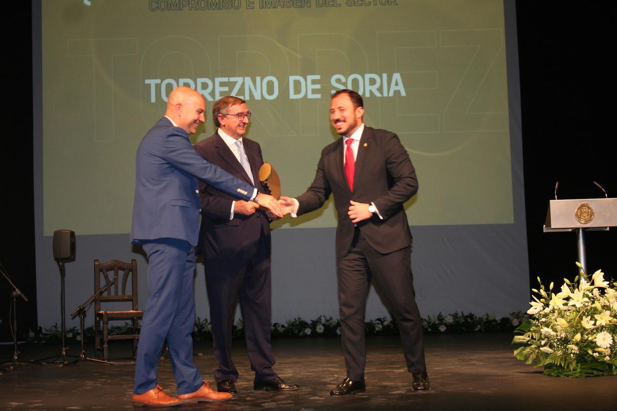 El Premio Sepor 22 al ‘Compromiso e imagen del sector’ era para Torrezno de Soria que recibían del vicealcalde, Francisco Morales.