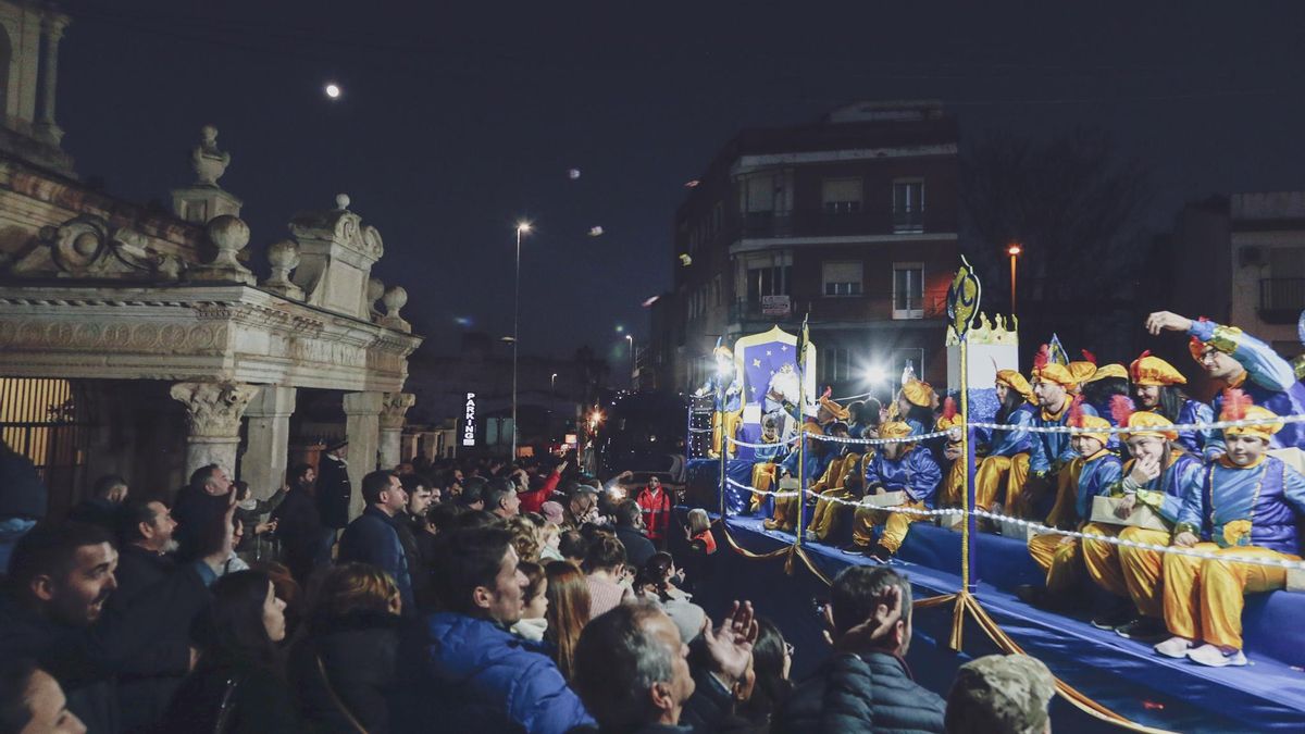 Los Reyes Magos, a los pies de la Basílica de Santa Eulalia durante la cabalgata de 2023.