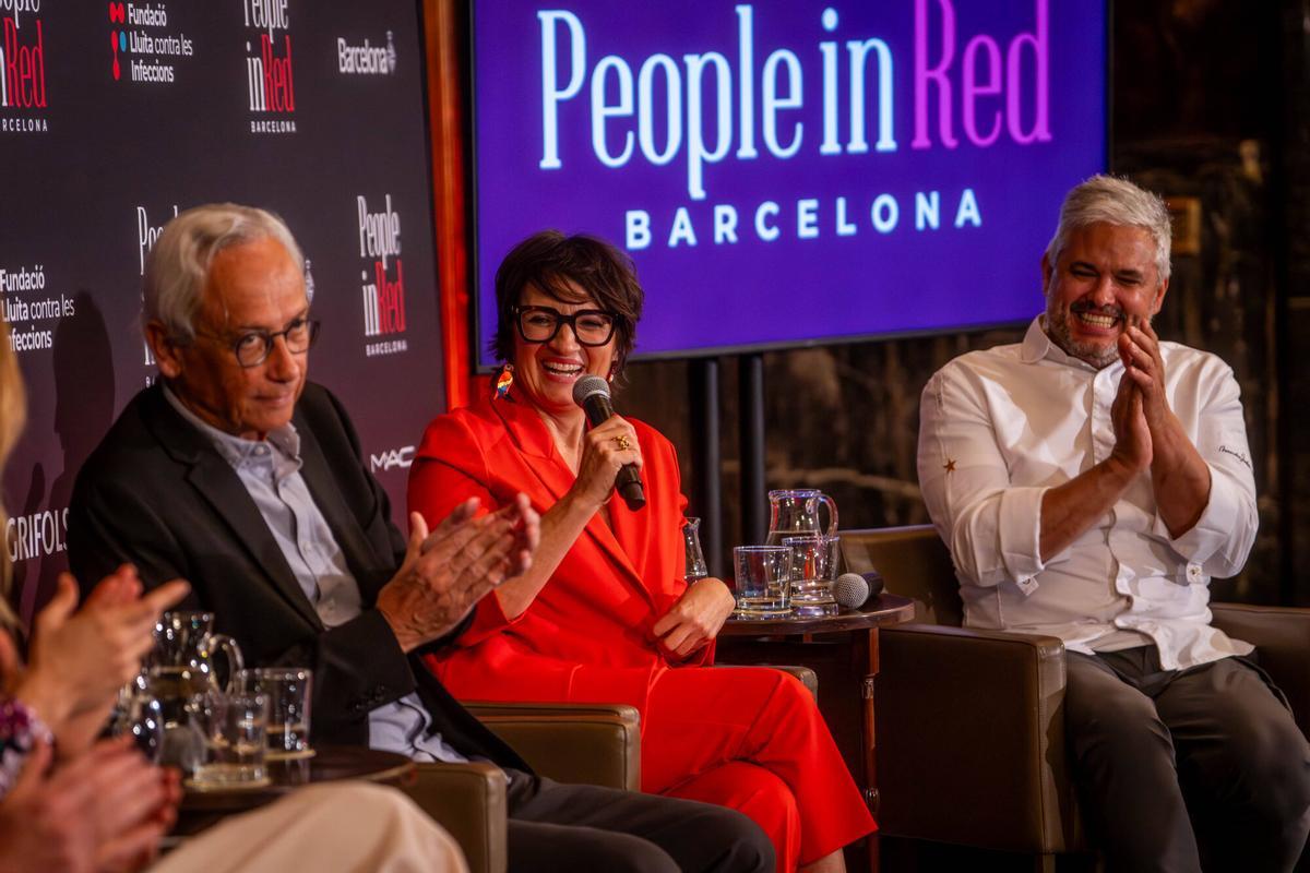 Barcelona 18/03/2026 Cultura Presentación de la 16ª Gala Solidària People in Red Barcelona en el Saló de Cròniques del ayuntamiento de Barcelona. Con la presencia (de izquierda a derecha) de Àlex Corretja y Martina Klein (embajadores de la Gala Solidaria),el dr.Bonaventura Clotet (presidente de la Fundació Lluita contra les Infeccions,la actriz y humorista Sílvia Abril y el chef de Jubany Events,Nandu Jubany. AUTOR: JORDI OTIX