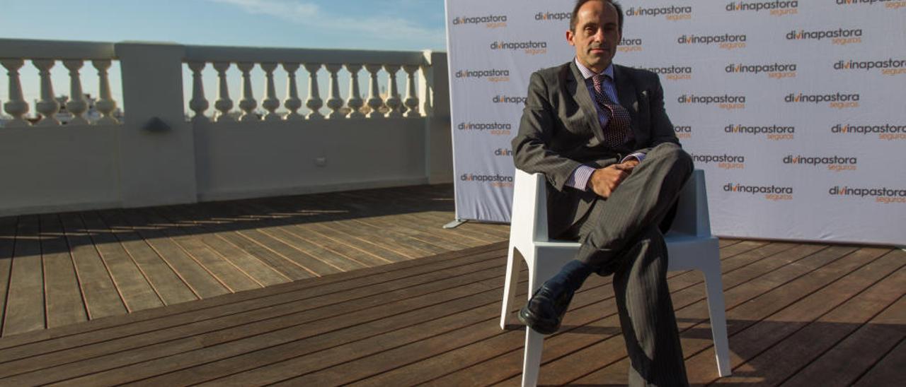 Armando Nieto, en la terraza del edificio frente a la plaza de Toros que ocupa Divina Pastora