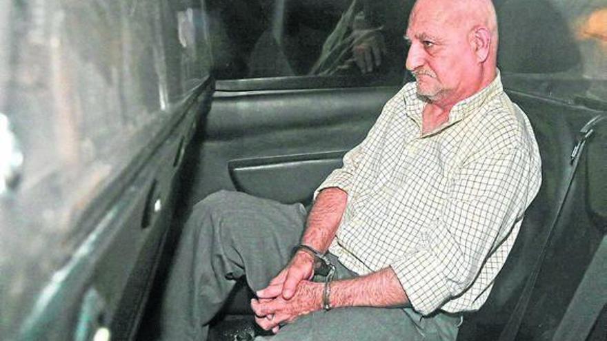 El pederasta indultado por error, en un coche policial en Murcia, tras su detención en agosto pasado.