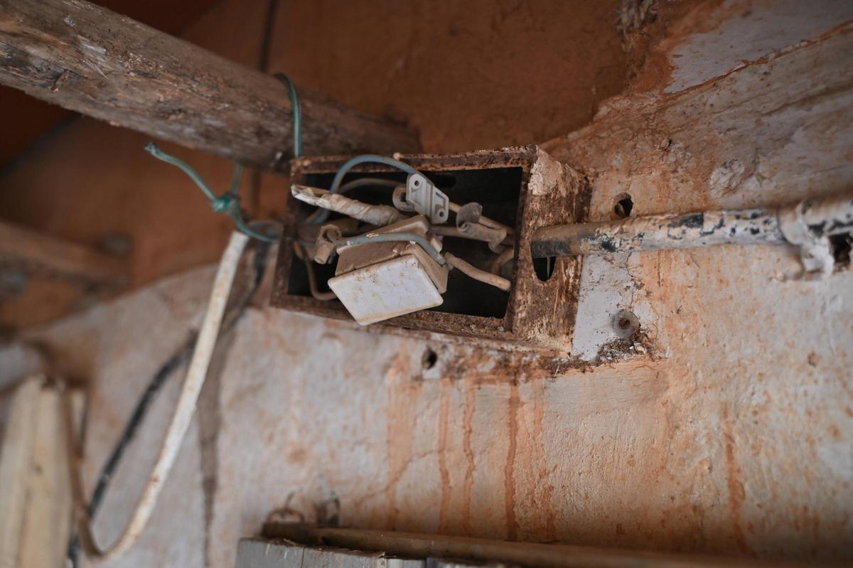 El cableado que, según la residente, fue arrancado durante la madrugada.