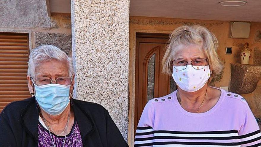 María Teresa y su madre, con algunas de las firmas recogidas.