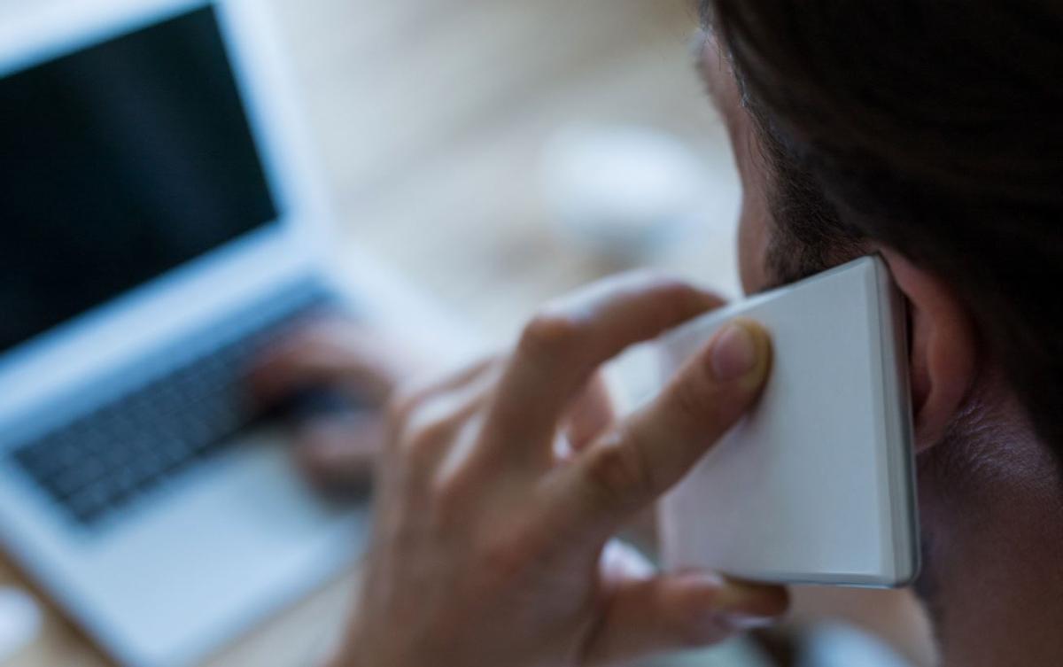 Una dona parlant per telèfon.