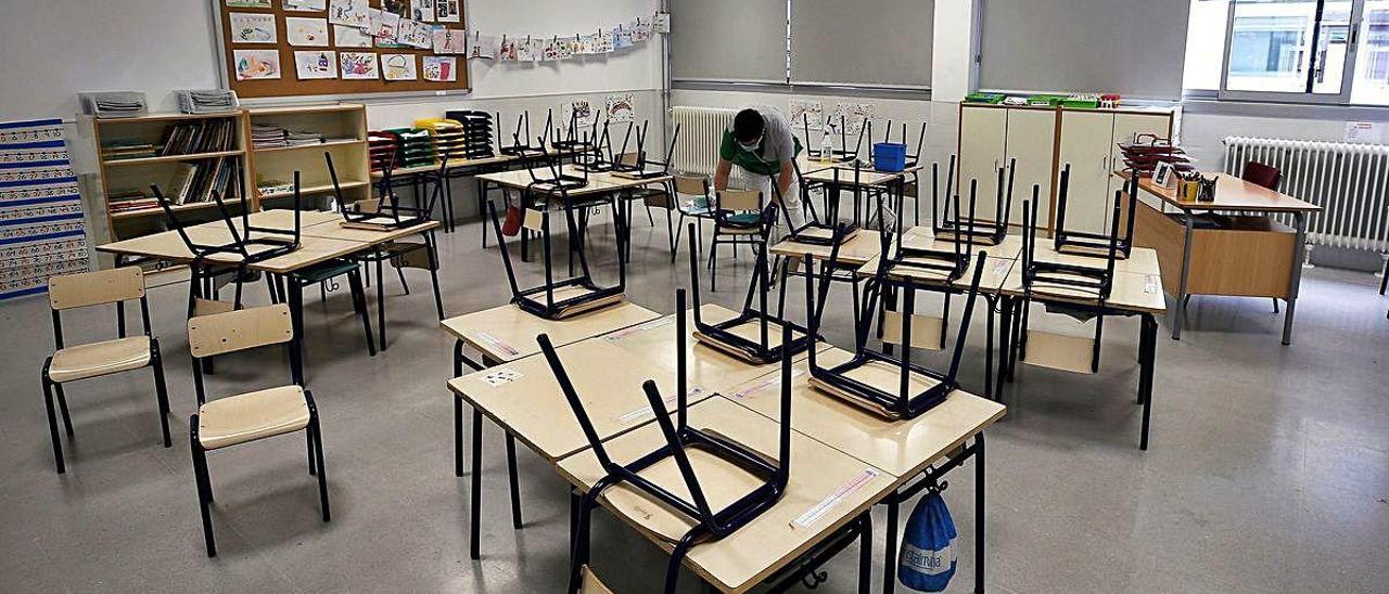 Imagen de desinfección de una aula en un centro escolar de València.