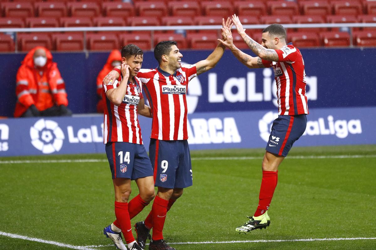 Luis Suárez (c) celebra con sus compañeros uno de los goles ante el Elche.