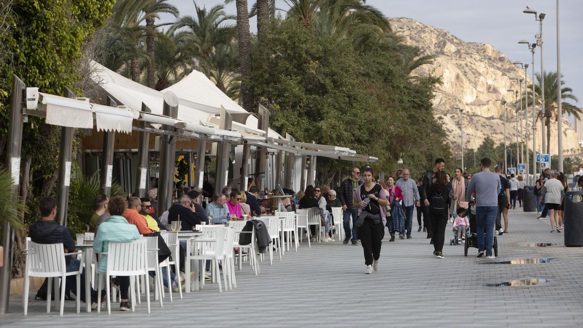 Decenas de personas en la terraza de un restaurante en el paseo de la playa del Postiguet, este diciembre.