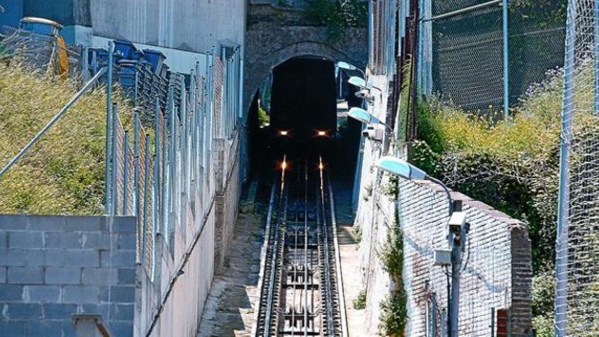 El funicular inferior de Montjuïc, que concentró a los heridos, parado dentro del túnel cerca del Paral·lel, ayer.